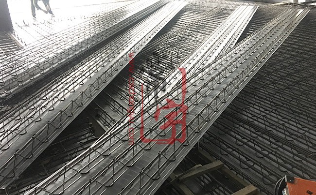 常宇楼承板案例：长沙南站（高铁）桁架楼承板！